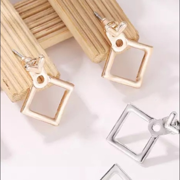 NEW!💙💎MINIMALIST!💛GOLDEN💛V SQUARE💛STUDS!💎💙 - Picture 6 of 8